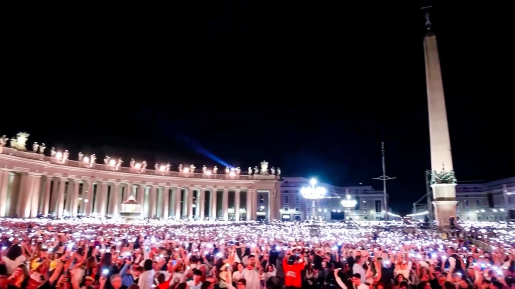 3,000 Drones Recreate Michelangelo's Masterpieces Over The Vatican | ADrones | 4
