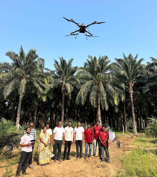3F Oil Palm Uses Drones to Improve Palm Plantation Yields in India | Agro Drones | 1